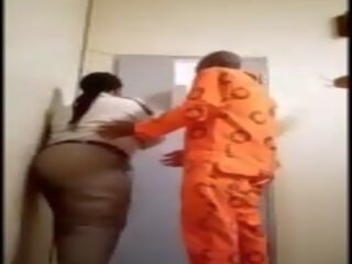 Perempuan rumah tahanan warden mendapat kacau oleh inmate: gratis dewasa klip b1