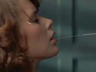 Emmanuelle 1975: kostenlos brünette dreckig video mov ae