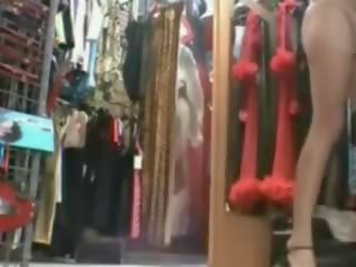 Френски съпруга при мръсен филм магазин опитвайки на outfits и чукане