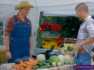 Client baise la farmers femme en publique à la marché